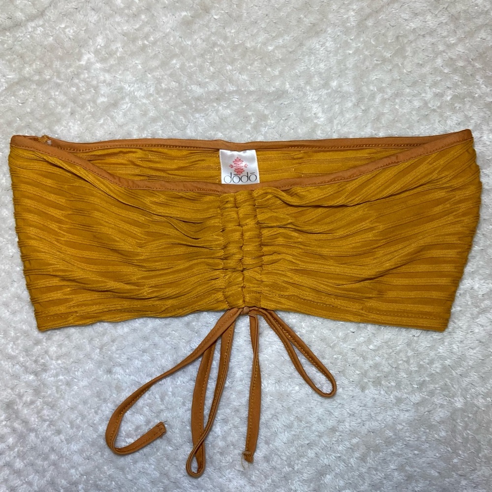 Cute burnt yellow/orange crop top.
Rouched adjustable front that can be adjusted